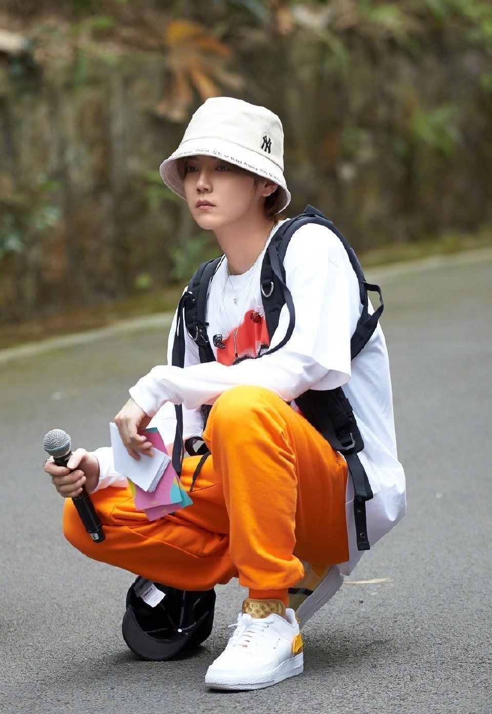 比鹿晗“假书包”更神的是“白加金”鞋子，全是窟窿，好像黄金甲