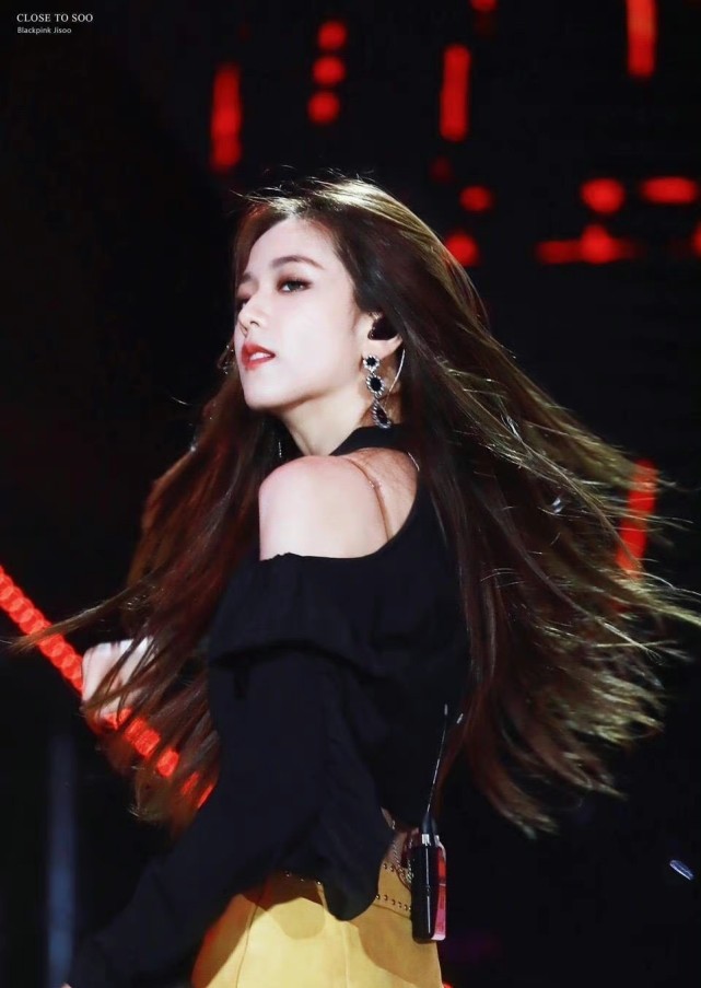 金智秀孙兴慜被曝恋情，网友扒出众多同款，女方曾专门去看比赛