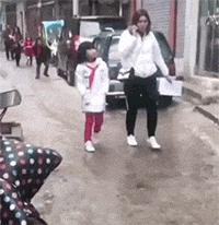 搞笑gif跟着妹子的节拍摇起来,敲锣打鼓甩头搞笑gif