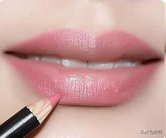 被低估的唇线笔，掌握正确的使用方法，精致唇妆轻松搞定