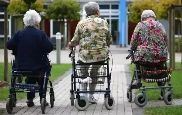 世界上最伟大的*局骗**：152名老人被骗8年，却觉得无比快乐