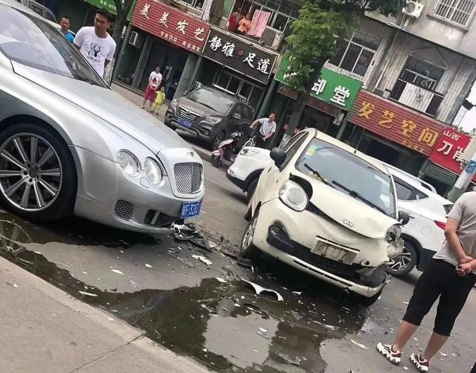 撞豪车赔不起怎么解决,撞了豪车车险不够赔该咋办