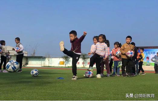 校园足球点亮绿茵梦想,成都爱成都迎大运小学生篮球比赛