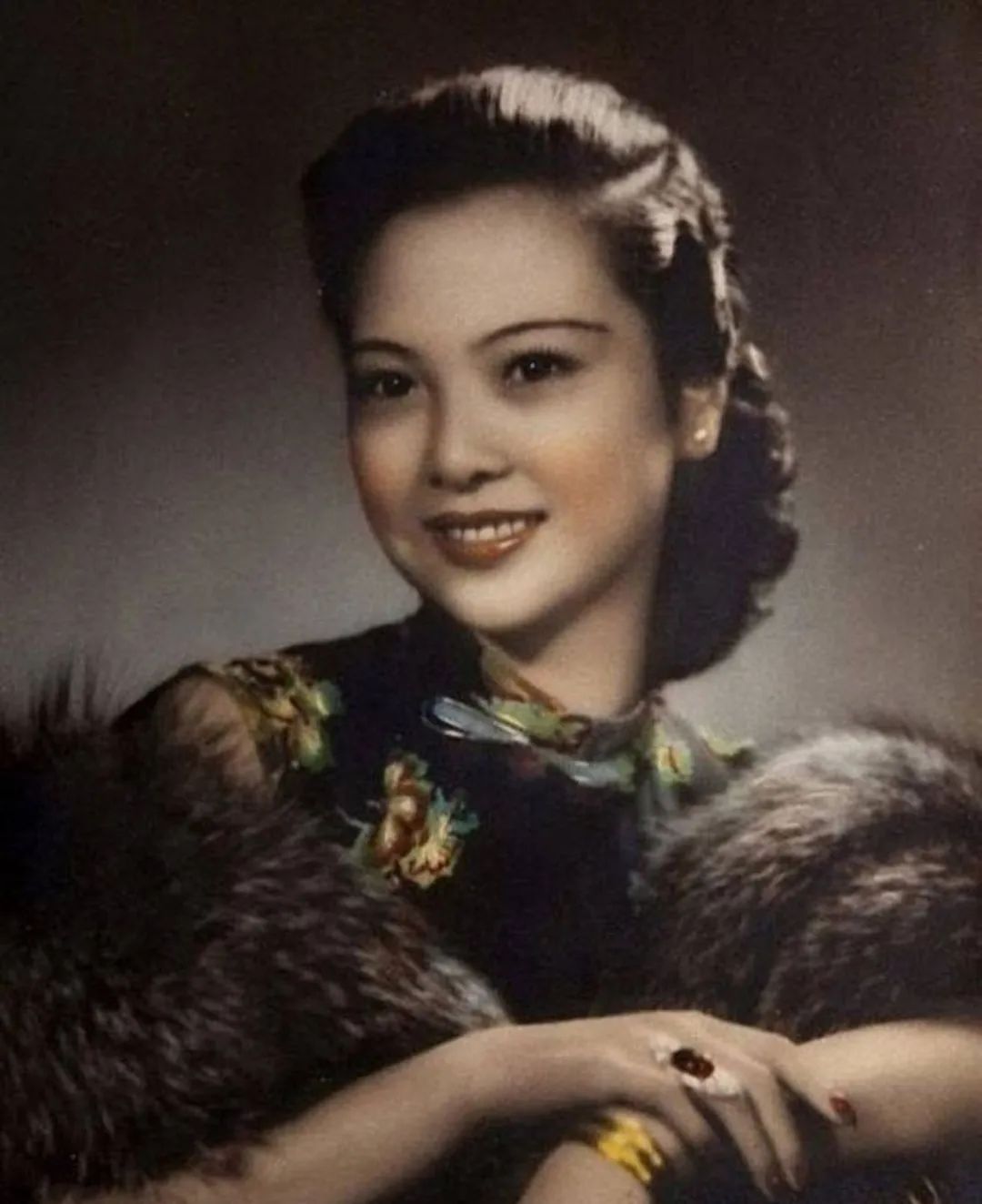 一袭霓裳七彩虹,一袭霓裳出自哪里