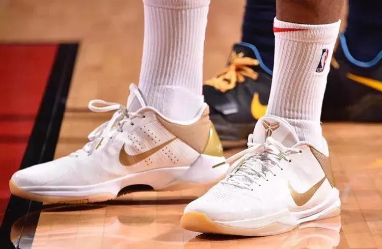 nba欧文5上脚图,nba今日上脚球鞋欧文6