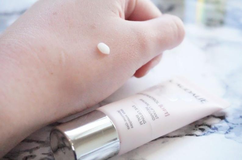 48岁贾静雯状态惊艳美貌仍然,贾静雯如何保持自己的颜值和身材