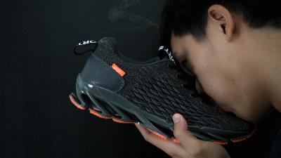 来自“刀锋战士”的灵感，把鞋底镂空，就像装了弹簧一样