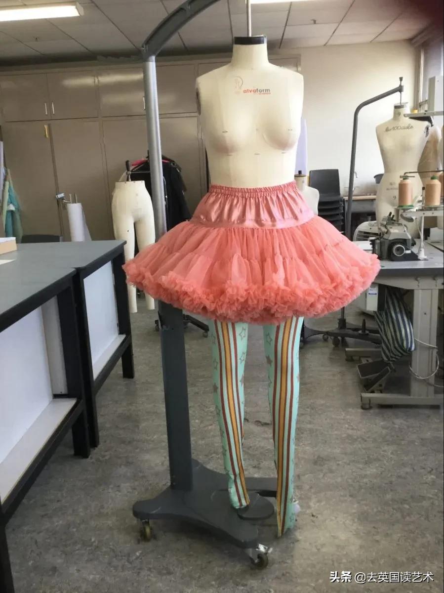 他以一己之力，让UAL的毕业典礼变成“女装大佬”的异装盛会