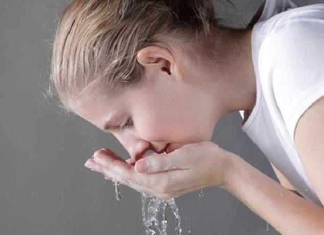 下巴和鼻翼白色的小粉刺,鼻子下巴白色粉刺