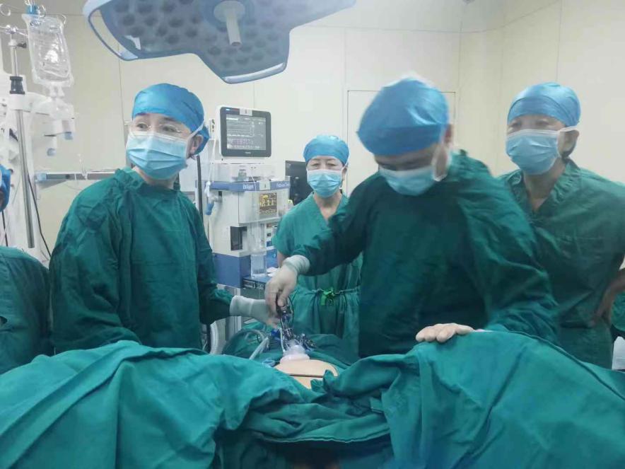 腹腔镜切除多发性子宫肌瘤,新型微创腹腔镜子宫肌瘤剔除术