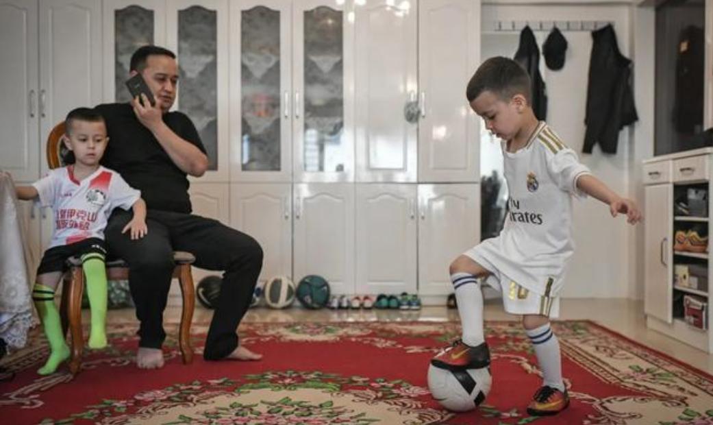 中国足球圈一位学龄前儿童，凭借精湛的技术，开始爆红