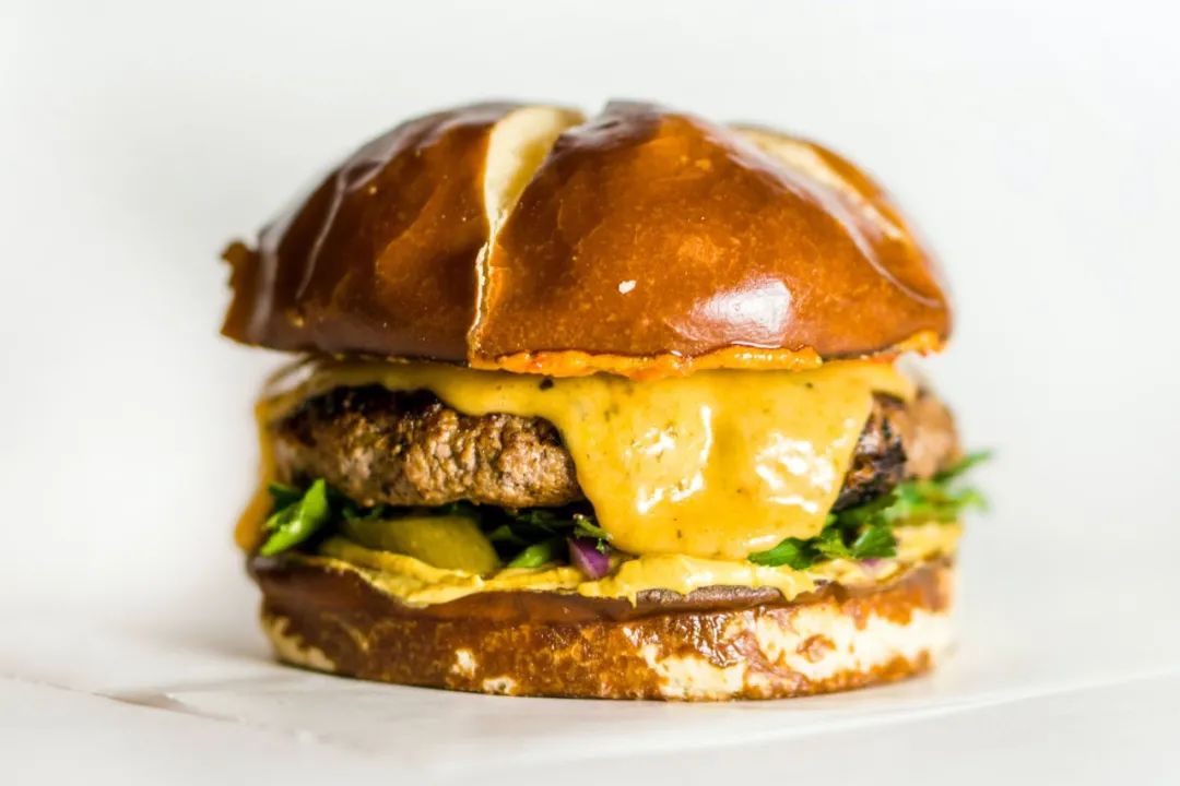 想要汉堡更好吃？赶紧搭配一杯葡萄酒！|富隆酒业