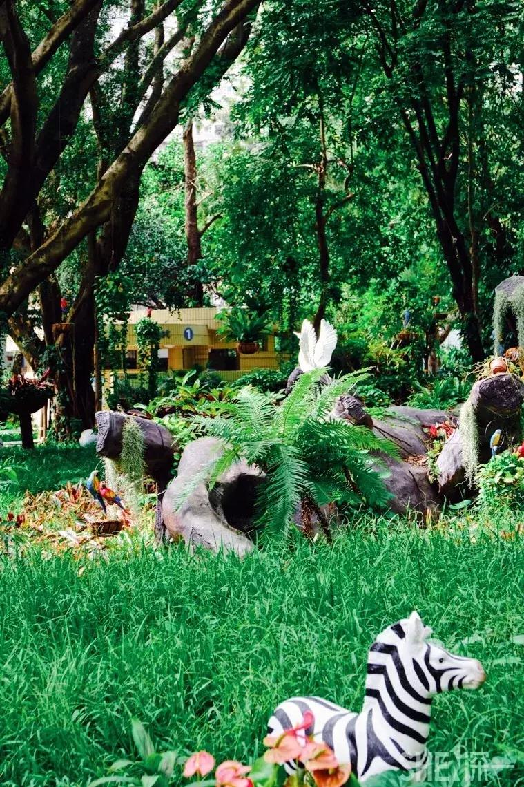 这里是东方世界,东门离这里有多远