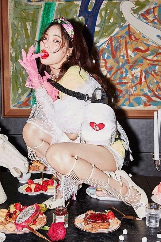 泫雅吊带格子裙,泫雅白色蕾丝上衣舞台