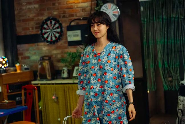 孔孝真《山茶花开时》穿搭盘点，背带裤叠穿好时髦