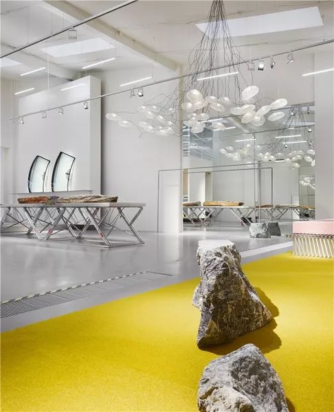 从濒临倒闭到年营收25亿,从濒临倒闭到市值266亿