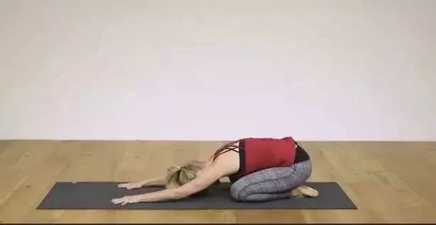 早晨瑜伽动作10分钟排毒养颜,清晨的瑜伽疏通经络