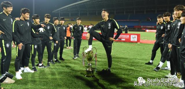 韩国脚踩冠军,熊猫杯韩国球员脚踩奖杯道歉视频