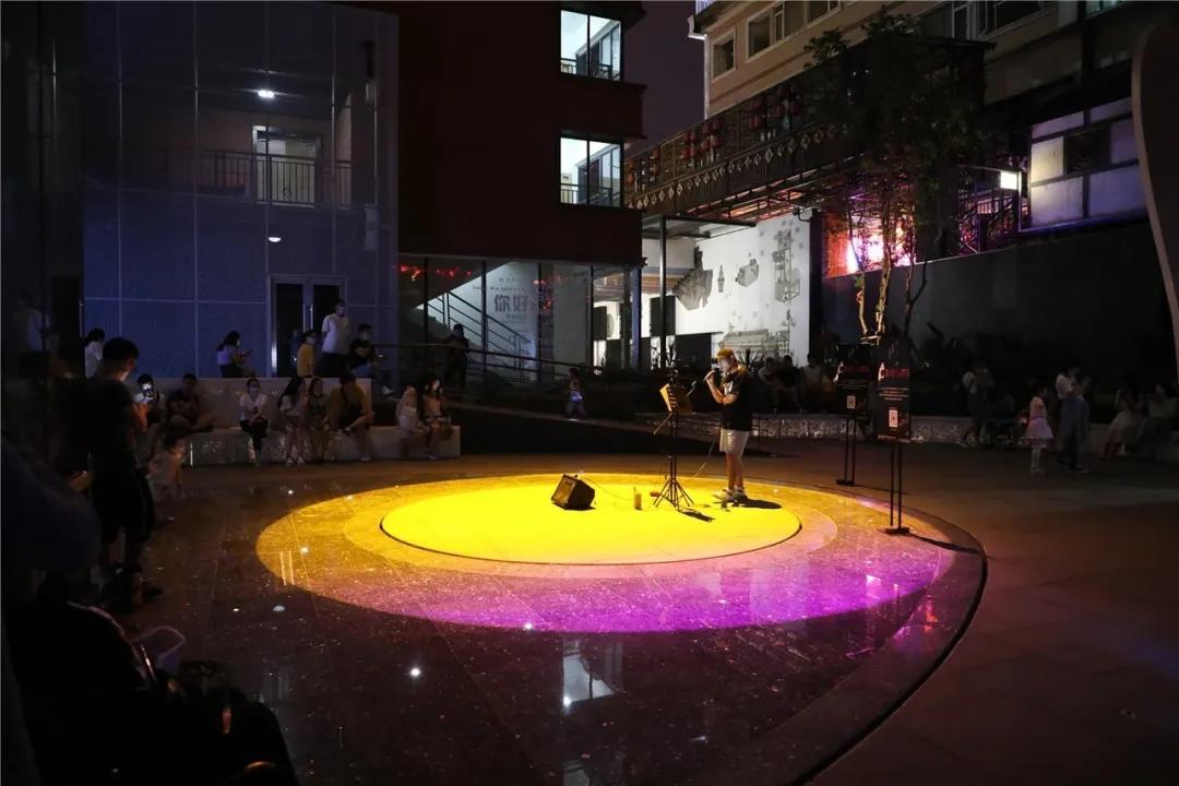 “当当......”快上车，成都的夜生活开始了