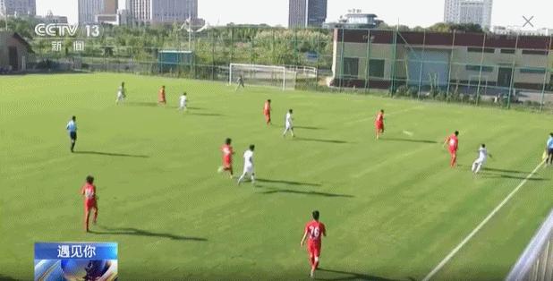 土堆里练足球绝技，*疆新**“草根网红球员”打进职业联赛！