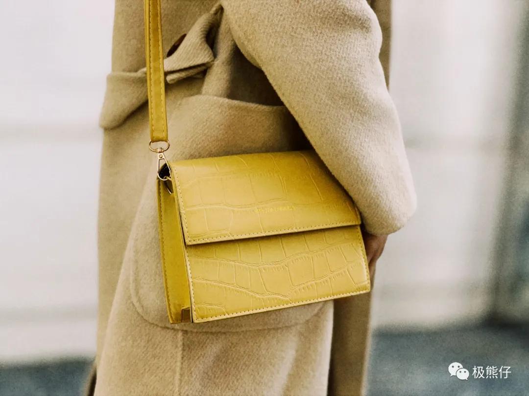 今天背什么｜魔都的“欧洲小镇”上，女神们都背什么包*过包**节呢？