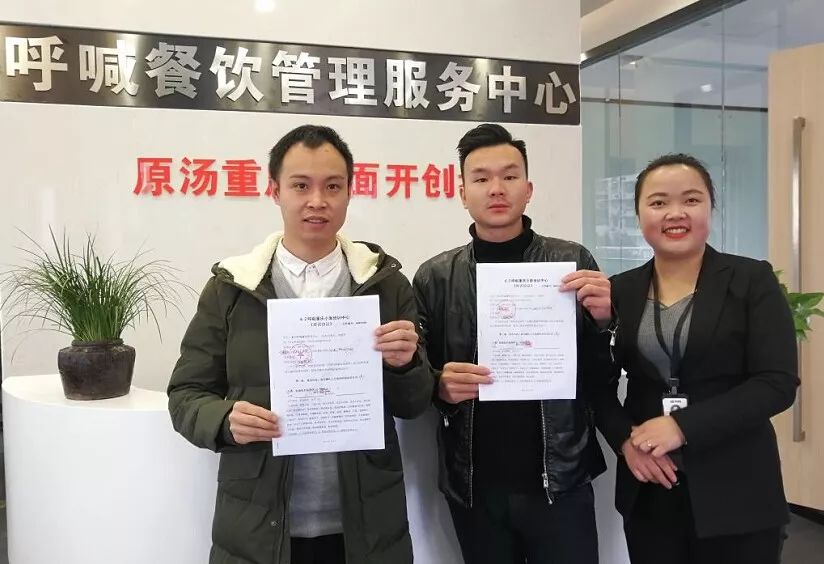 一个给重庆小面动手术的网红帅哥：我有一包治愈夫妻店痛点的药