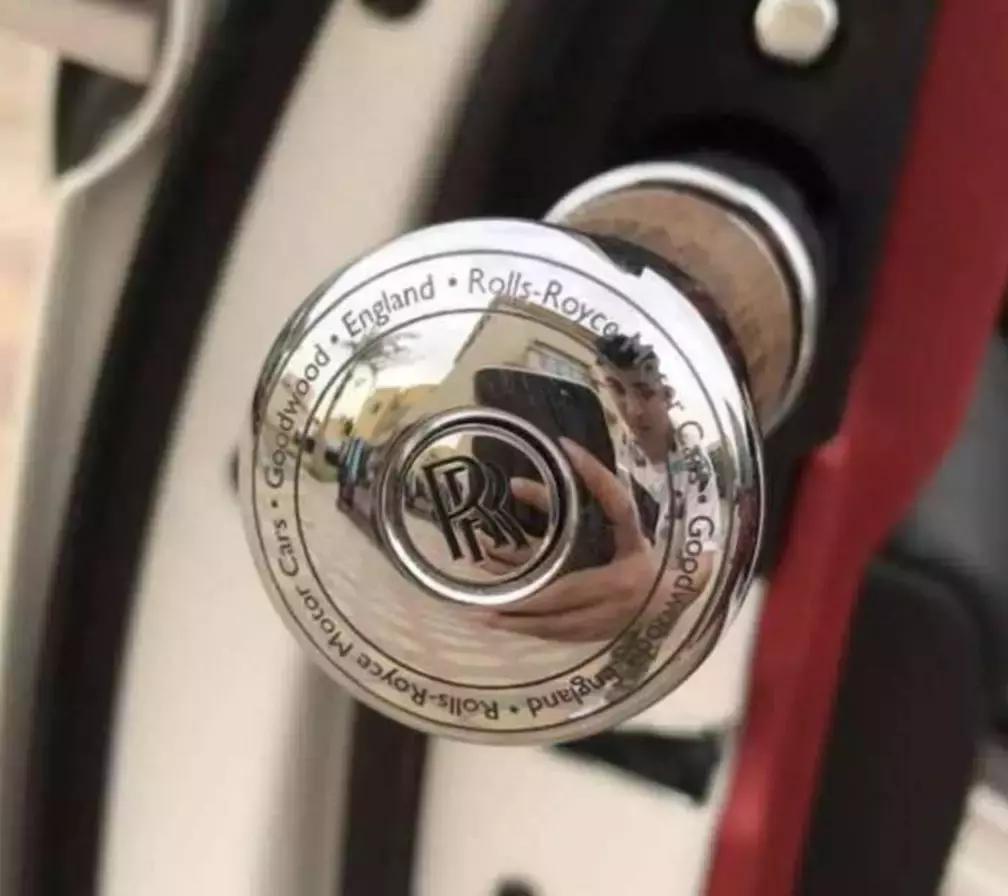 劳斯莱斯一把伞10万元,劳斯莱斯十万元的伞