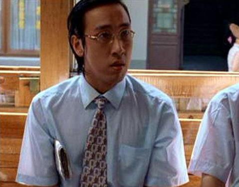 他凭四眼仔角色走红，之后饰演十几年反派，如今却斯文败类代表？