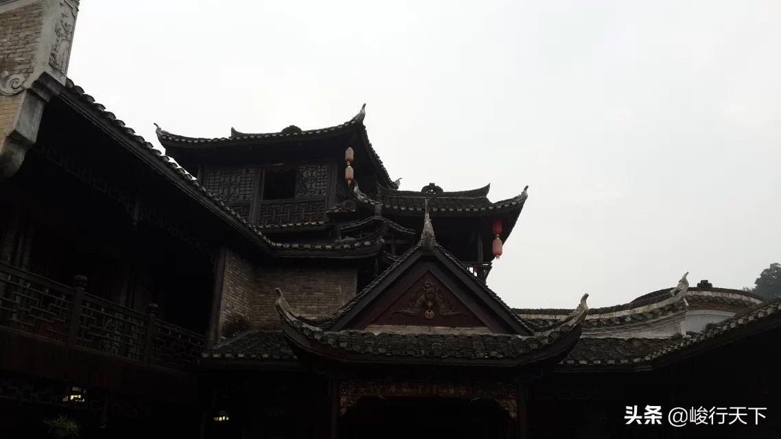 中国最美丽的小城，历经沧桑翘檐如翼的吊脚楼，缓缓流淌的沱江