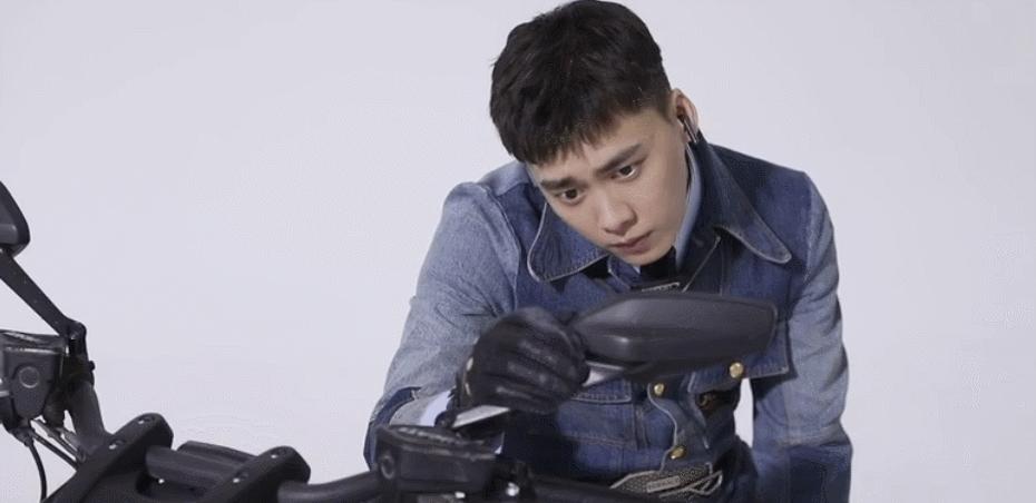 “敢自黑”碰撞李易峰，“蜜蜂”：同款冲冲冲