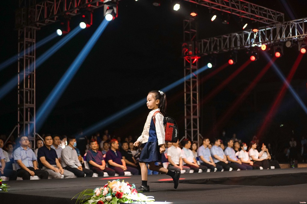 展青春风采庆祖国华诞,展青春风采育阳光少年