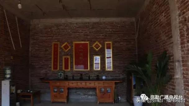 弥勒这一家子，穷！穷！富！富