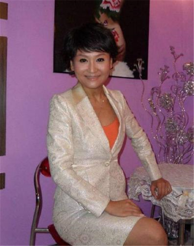 著名主持人嫁到美国遭虐待,央视女主持人嫁美国遭家暴