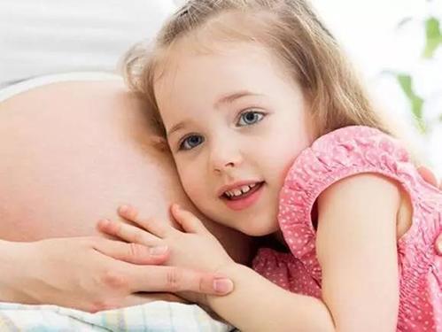 真实的二胎生活：妈妈被两个熊孩子给气晕，这可怎么办？