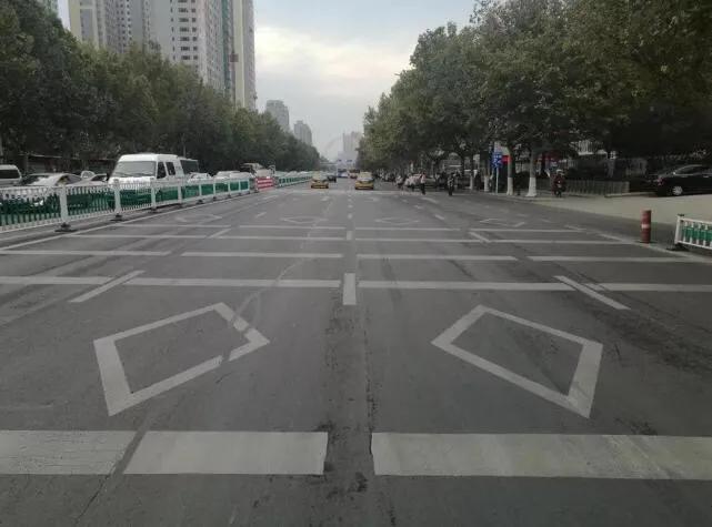 关注五种道路标志,怎么样分辨各种道路路标和标线