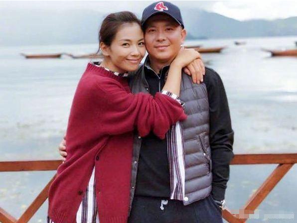 刘涛穿长裙陪孩子们踢球，玩的太开心，高抬腿扣子崩开险些走光