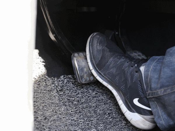 刹车踩不下去刹车失灵怎么回事,新能源车突然刹车很硬踩不动