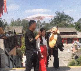 去按脚碰到前女友，怎么化解尴尬