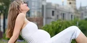 怀孕初期有血块排出但不腹痛,怀孕初期出血不腹痛怎么回事