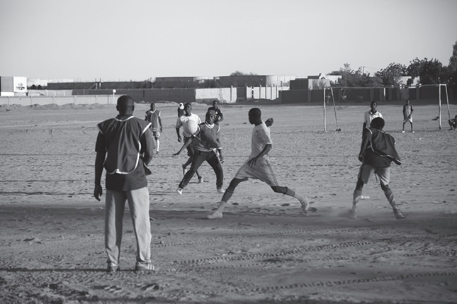 中国维和部队士兵驻非洲马里战地日记：中国国足怎么输给了马里？