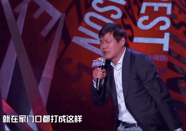 篮球足球互相调侃,足球与篮球菜鸡互啄