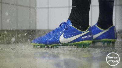 新买的足球鞋磨脚后跟有什么妙招,如何让足球鞋不磨脚