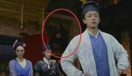 雍正被康熙秘密召见穿帮镜头,雍正穿帮镜头运动鞋