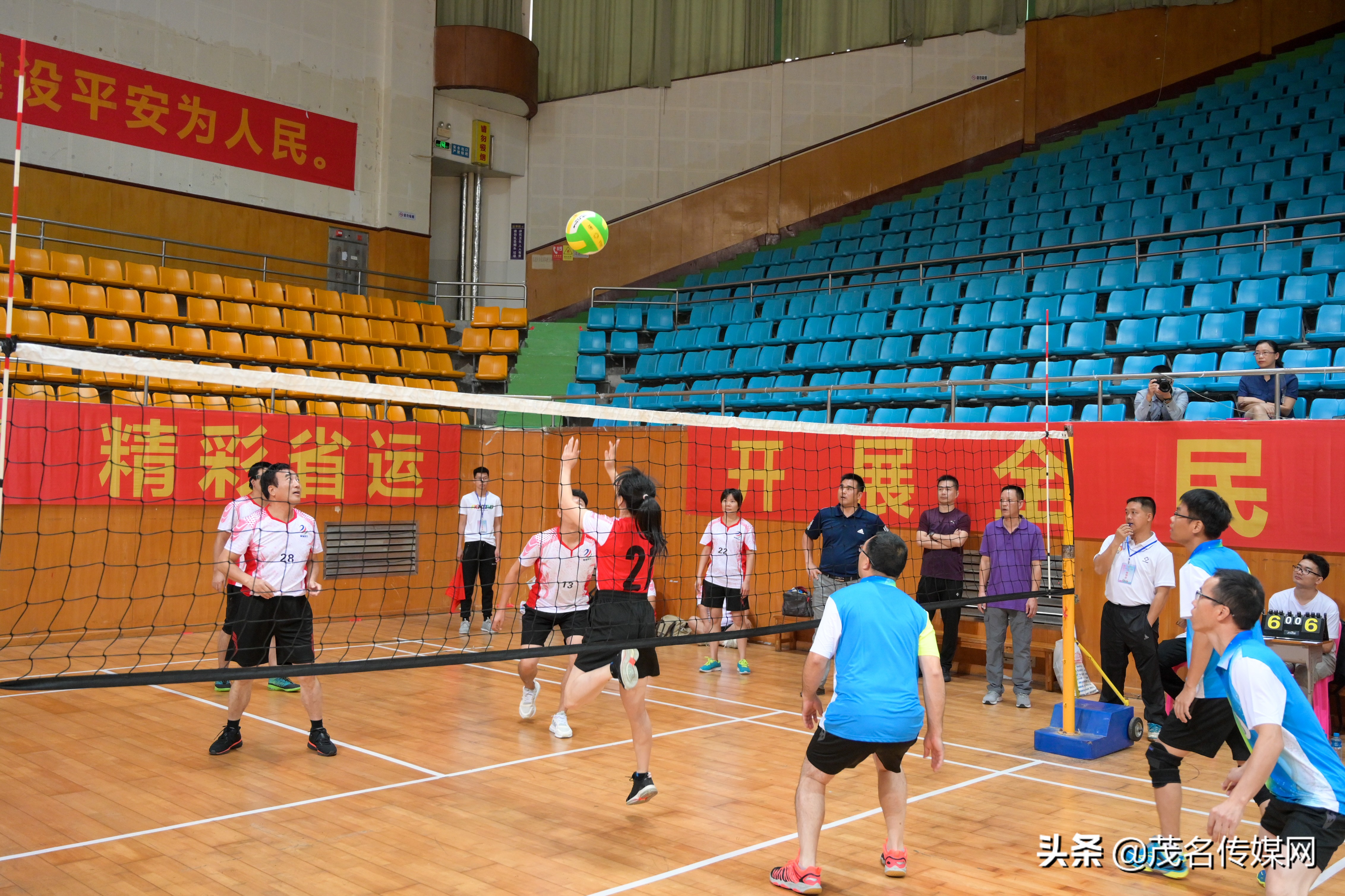 职工气排球比赛顺利开幕,茂名市气排球运动会