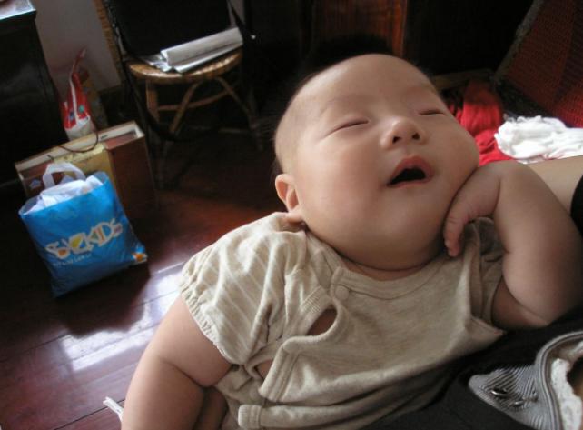 2岁男童成面瘫，儿科医生：夏季带娃，别做3件事，实在坑孩子