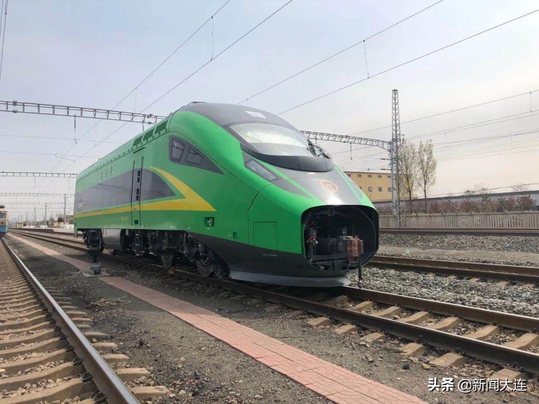 绿巨人开进轻轨站,开往大连的绿巨人动车组视频