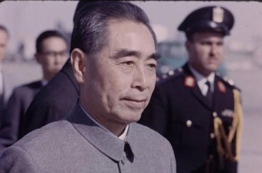 周总理最后2年，体重61斤平均40天一场手术，临终前苦等发妻