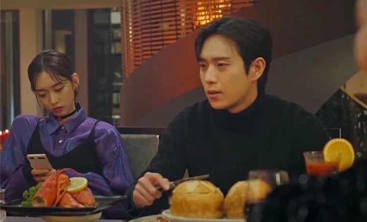 看了《顶楼2》，又发现一个“疯批美人”衣品开挂，每套都超想要