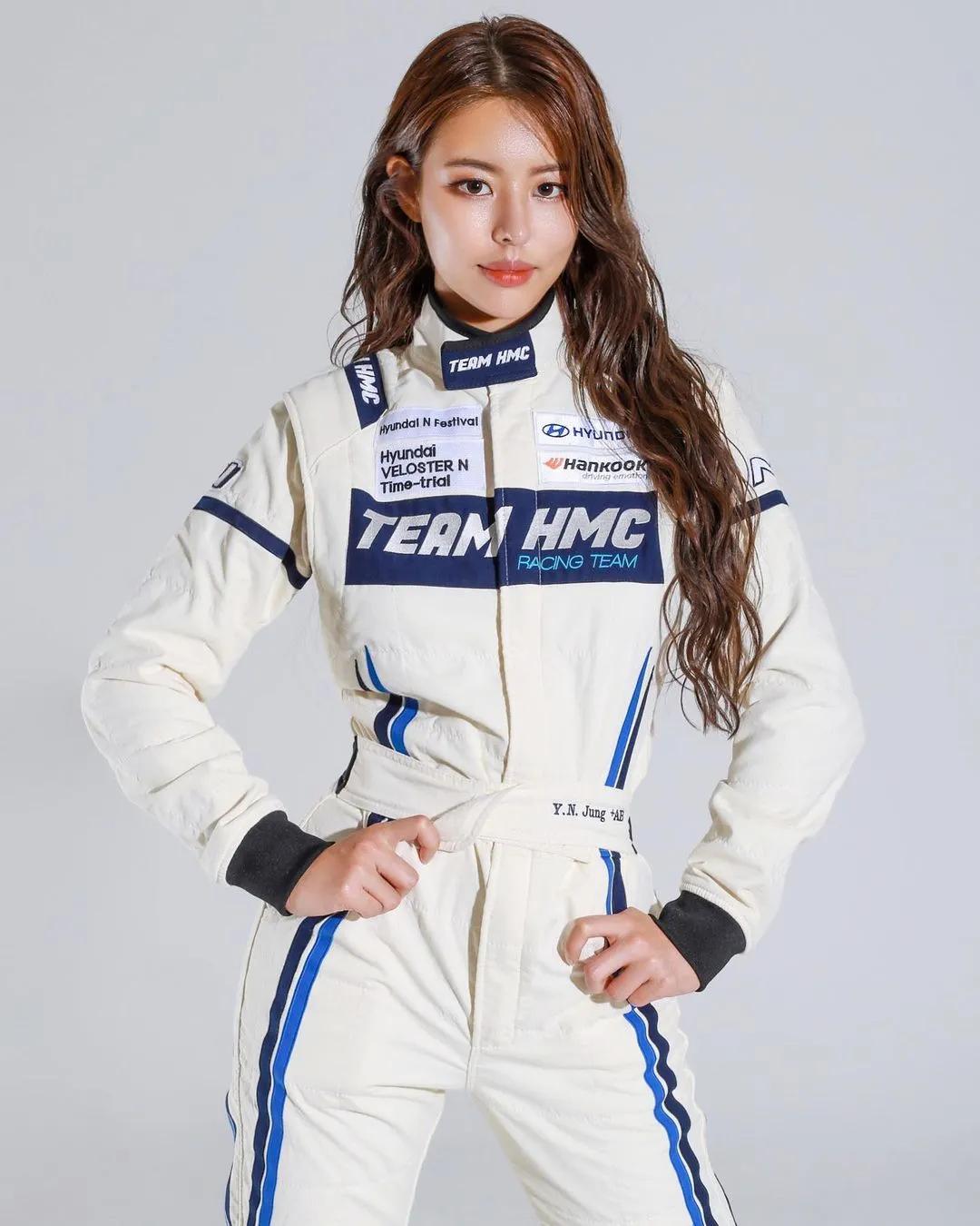 韩国女神级模特兼赛车手，获称“性感十足的小野猫”！她还是一位利物浦死忠，网友：孙兴慜该失望了