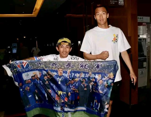 申花球迷立功了！一张合照揭开鞠婧祎身高之谜